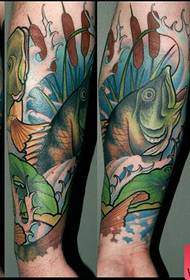 Peza creativa da man do traballo de tatuaxe de peixe brazo