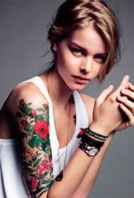 Temperamentna lepotna roka rdeča roža zelen list prepleta ilustracijo tetovaže