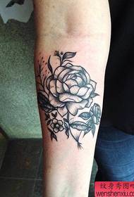 Tattoo show, rekommenderar en arm svartvit rosatatuering