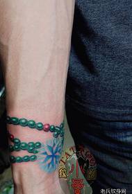 Modello tatuaggio bellissimo braccialetto colorato a mano