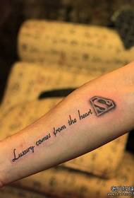 Brazo superman logo letra tatuaje patrón