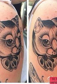 Arm sting katt tatuering