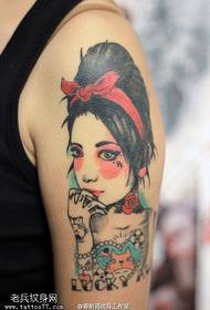 Patró de tatuatge de noia de color del braç