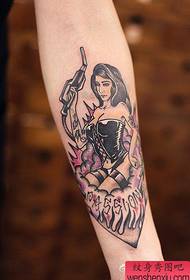 Gadis lengan besar penggemar karya tato anak-anak