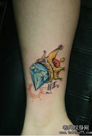 Zdjęcie pokazu tatuażu zaleca wzór tatuażu z koroną w kolorze diamentu