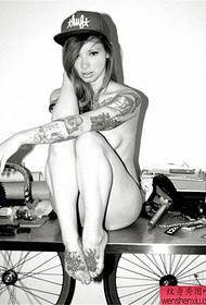 Tattoo show -kuva suosittelee naisen käsivarteen tatuointikuviota