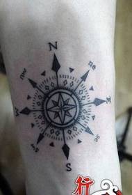 Eine Arm-Mode ist ein Kompass-Tattoo-Muster