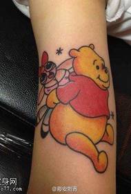 Les tatouages d'ours couleur dessin animé bras sont partagés par les tatouages