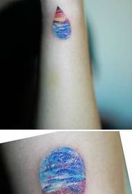 Flickans arm ett elegant alternativt tatueringmönster för vattendroppe