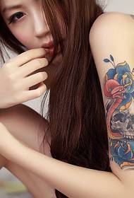 Tattoo-show, riede in tatoarmuster fan in frou har earmkleur oan