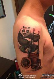 Motif de tatouage panda kung-fu de bras de garçon