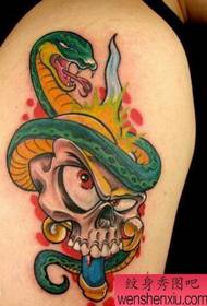 Patrón de tatuaje de serpiente de color de un brazo