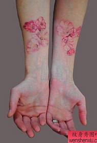 Bar shfaqje tatuazhesh rekomandoi një model tatuazhi me lule me ngjyra krahu