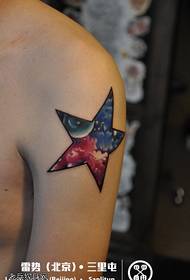 Tatuaggio a stella a cinque punte stellato color braccio