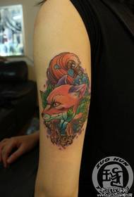 Un patrón de tatuaxe de raposo elegante cun brazo fresco