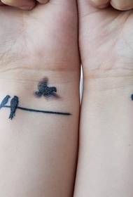 Модел на татуировки на птици: Модел на татуировка на птици с ръкавици