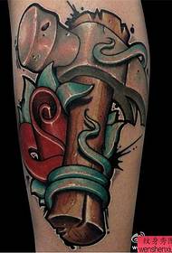 Lucrul de tatuaj cu ciocanul brațului