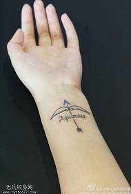 ການສັກ Tattoos ອັກສອນໂດຍໃຊ້ Wing Arrow Letters ໂດຍ Tattoos