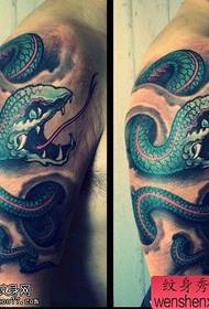 Кольорові татуювання зміїних озброєнь поділяються татуюваннями