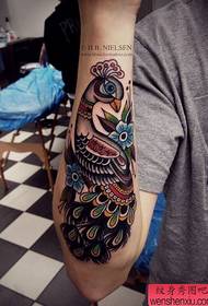 Beso eskolako peacock tatuaje eredua