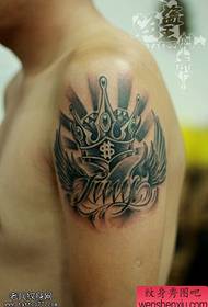 Arm Wings Crown Letter Tattoos deles av Tattoo Hall