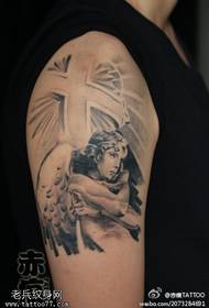 Patrón de tatuaxe retrato de brazo cruzado