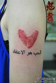 Девојка рака рака отпечатоци loveубов шема на тетоважа
