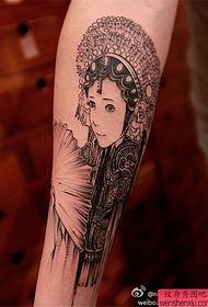 Tatuaggio fiore braccio