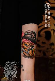 Espectáculo de tatuajes, recomiendo un trabajo de tatuaje de pájaro pirata del color del brazo