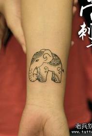 Lány gyermek karját aranyos baba elefánt tetoválás minta
