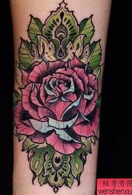 手臂彩色玫瑰紋身圖案
