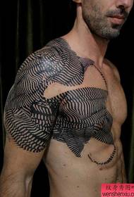 Wzór tatuażu w specjalnym stylu na ramiona