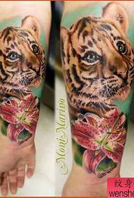 Tetoválás-show, ajánljon egy karszínű tigris-tetoválást