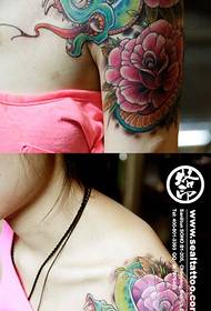 Model de tatuaje de șarpe și trandafiri frumos