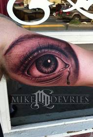 문신 훈련 : 눈에 눈물이 나는 눈의 문신