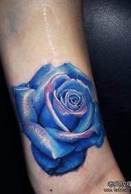 Tattoo შოუს სურათი რეკომენდირებულია მკლავის ლურჯი ვარდების ტატუირების ნიმუში