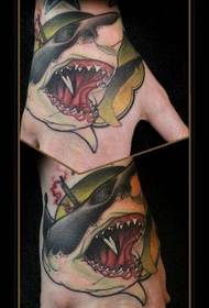 Een knap tattoo-patroon met haaien