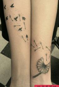 Tattoo show, recommend a woman's wrist dandelion tattoo work