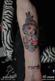 A legjobb tetováló múzeum karosszínű lány tetováló munkáját ajánlotta