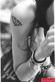 Flicka arm diamant enkel linje tatuering mönster