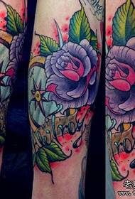 Smuk og smuk rose tatoveringsmønster med arme