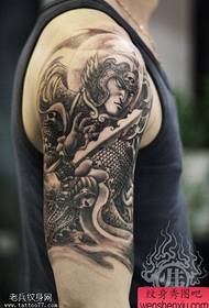 El espectáculo de tatuajes comparte un trabajo de tatuaje védico de brazo negro y gris