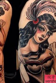 Wêneyê Tattoo nîşanî armê modelek tattooê ya keçikê Characteristic pêşniyar dike