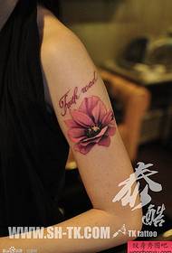 kvinne arm rosa rose tatovering mønster