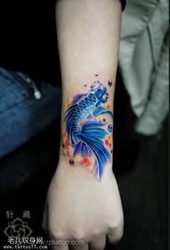 Ang pagpapakita ng tattoo, inirerekumenda ang isang kulay ng tattoo na goldfish tattoo