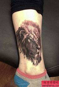 足首のライオンのタトゥーパターン