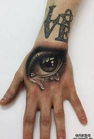 Wzór tatuażu łez oczy moda ramię