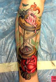 uzorak tetovaže pješčanog sata u boji ruke
