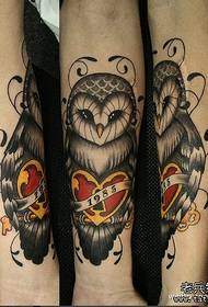 Un patrón de tatuaje de búho blanco y negro de brazo