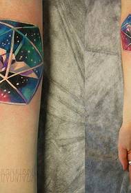 Es mostra el tatuatge, recomanem a una dona el cel estrellat de grues de paper